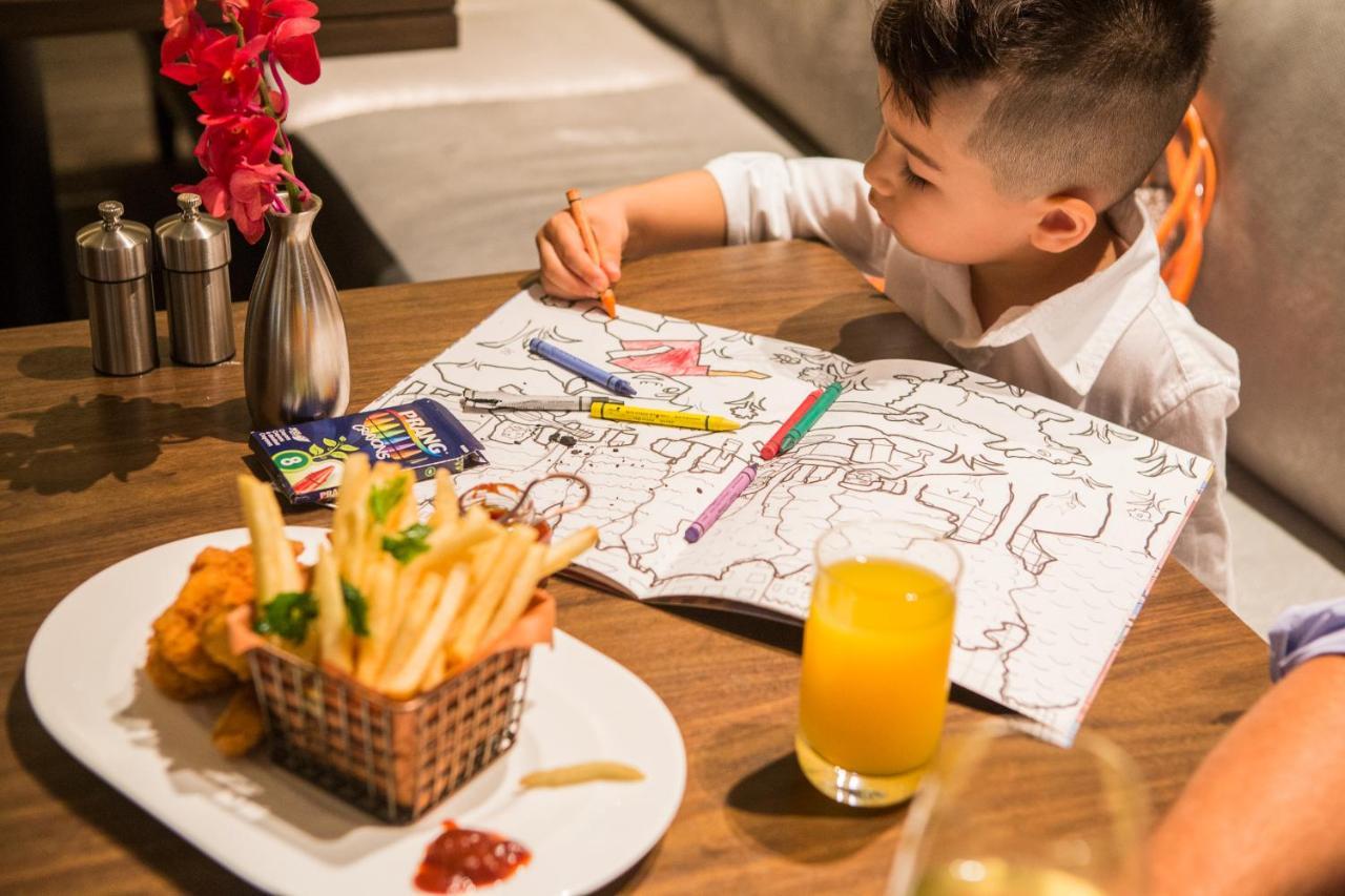 The Knickerbocker Hotel New York Luaran gambar Child colouring in a colouring book