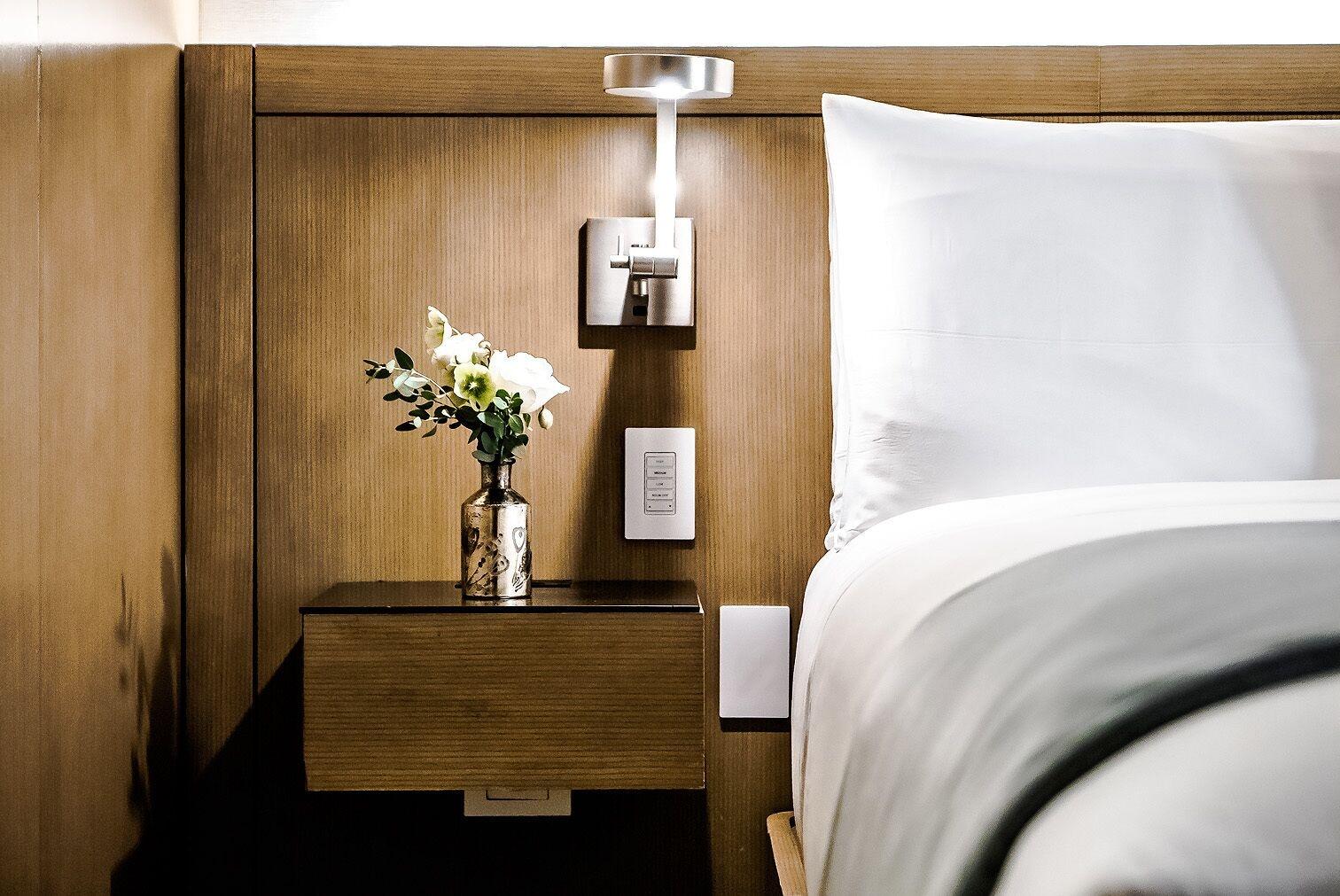 The Knickerbocker Hotel New York Luaran gambar A bedside table
