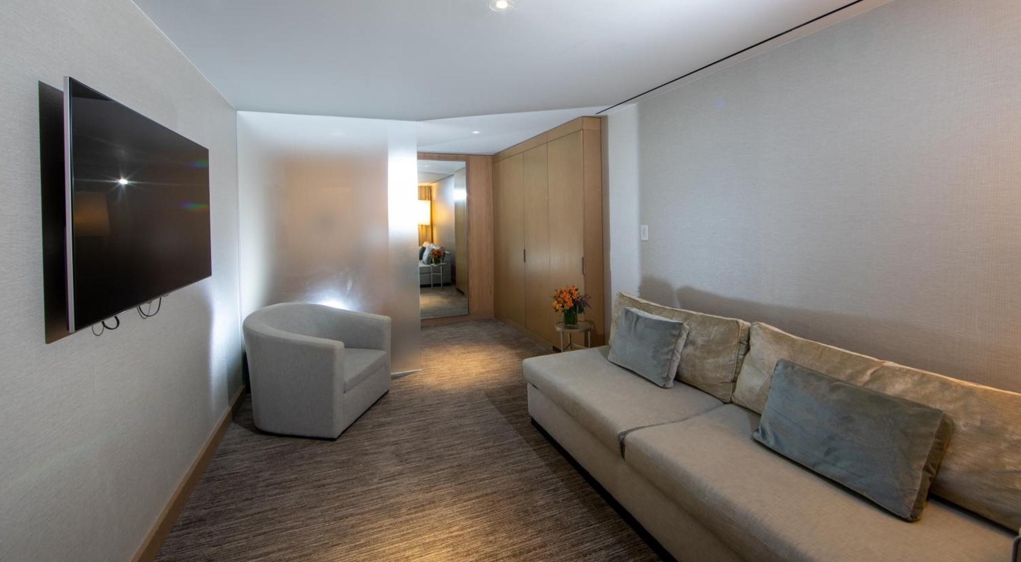 The Knickerbocker Hotel New York Bilik gambar A living room in a suite at the hotel